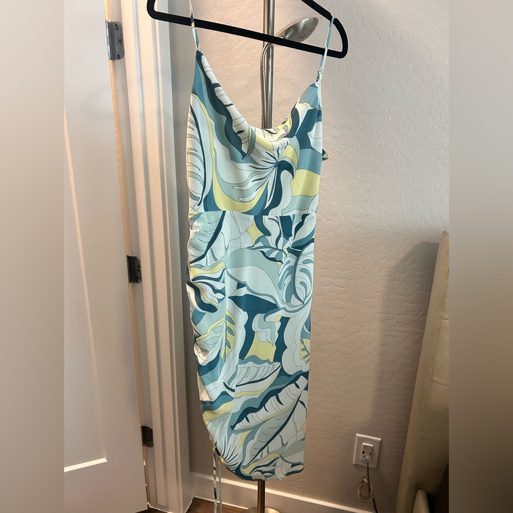 Never been worn! Gorgeous dress for a wedding or girls night/date night!